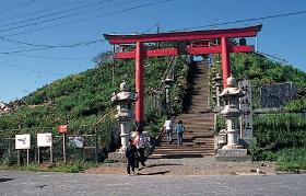 大きな鳥居とその奥に長い階段のある、蕪島の入り口の写真