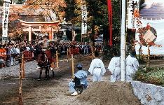 櫛引八幡宮の例大祭で行われている流鏑馬の写真