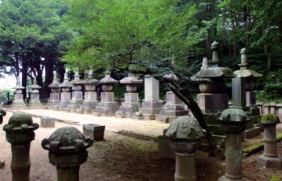 八戸南部家墓所にて石燈籠が並んだ写真