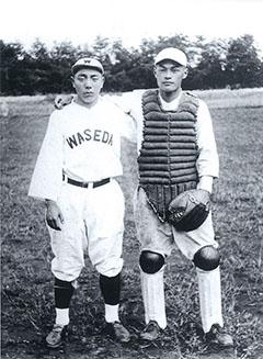 野球のユニフォームを着た室岡玄悦さんと大下常吉さんが肩を組んで立っている写真