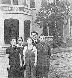 長崎活水女学院院長時代の武藤さんと男性2名、女性3名による集合写真