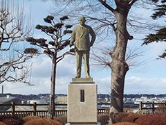 三八城公園に建立された岩岡徳兵衞像の写真