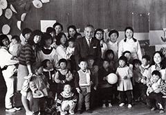 八戸市内の保育所にて中村市長と子どもたちの集合写真