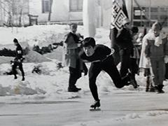 昭和38年の日本学生氷上競技選手権大会でのレース中の出町 嘉明さんの写真