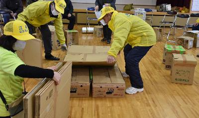 防災セミナー冬場の避難所体験の様子