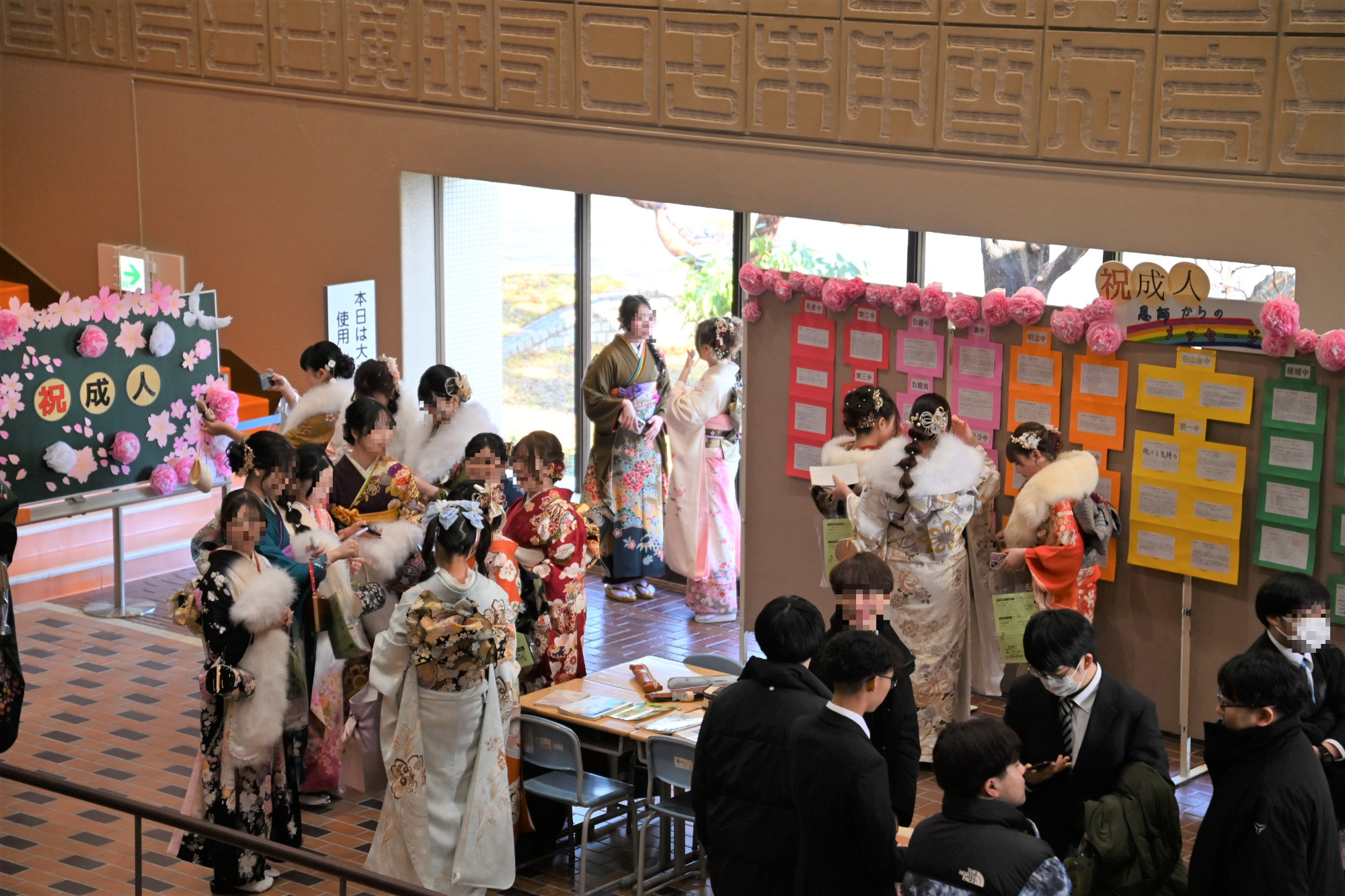 恩師からのメッセージを掲示＆学校の教室を再現