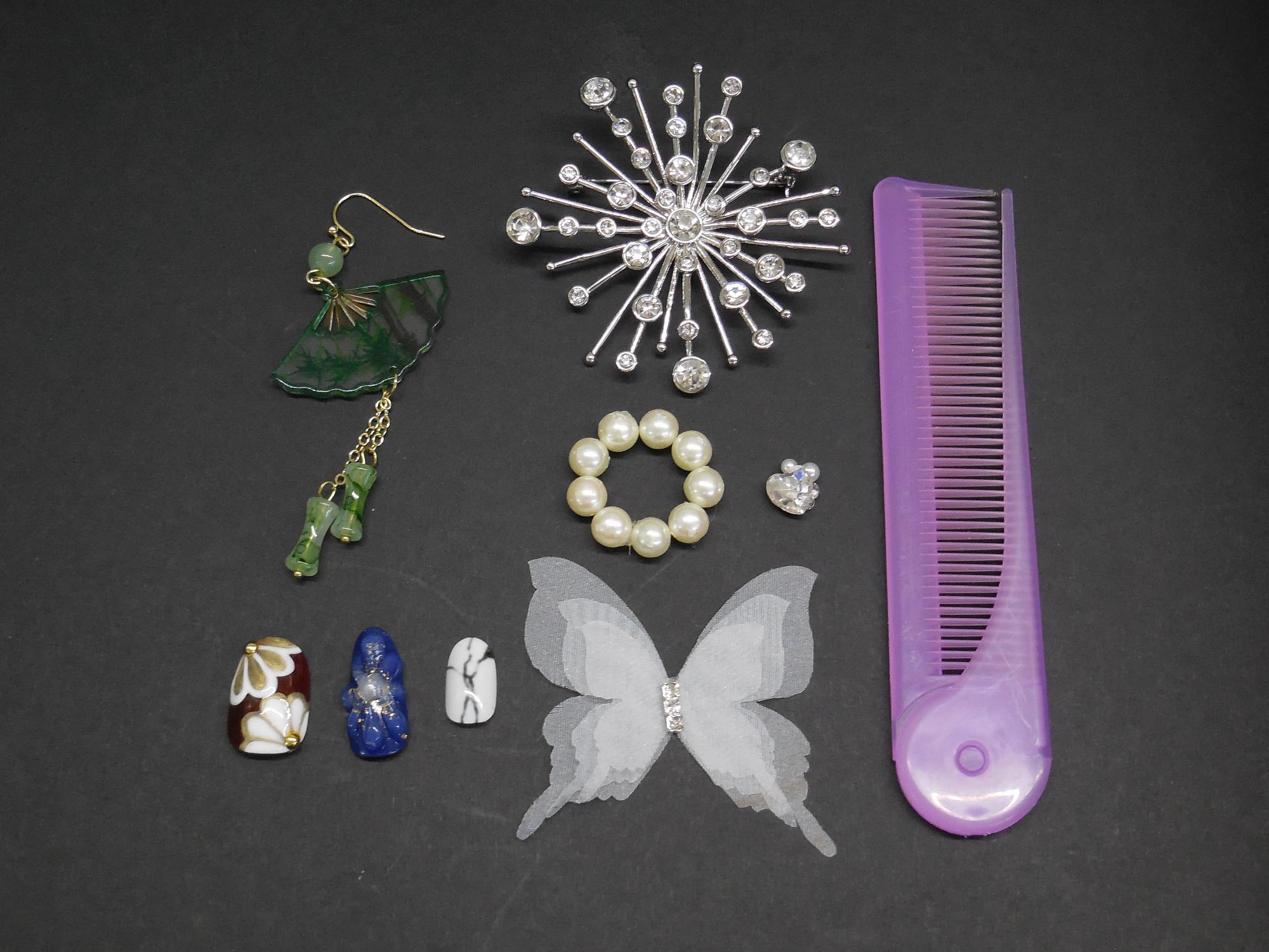 ピアス、ブローチなど