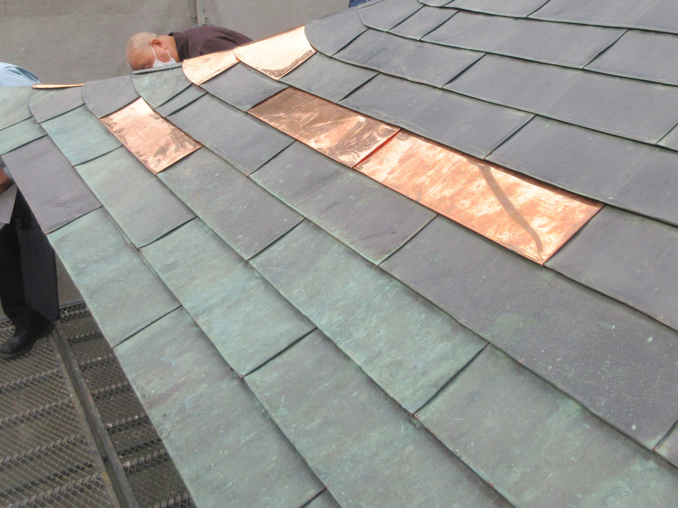 屋根正面の向かって右側の写真。