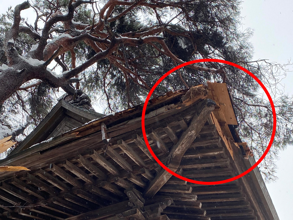 下から見上げた視点での破損個所の写真。