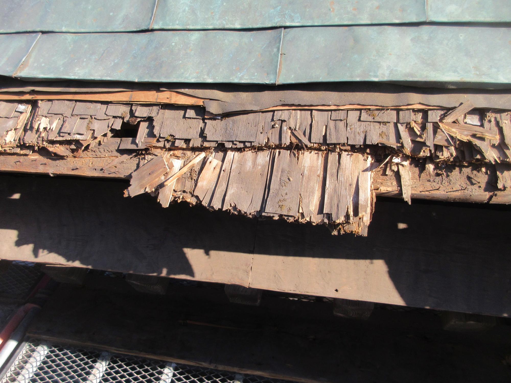 屋根正面の向かって左側側面の破損個所。