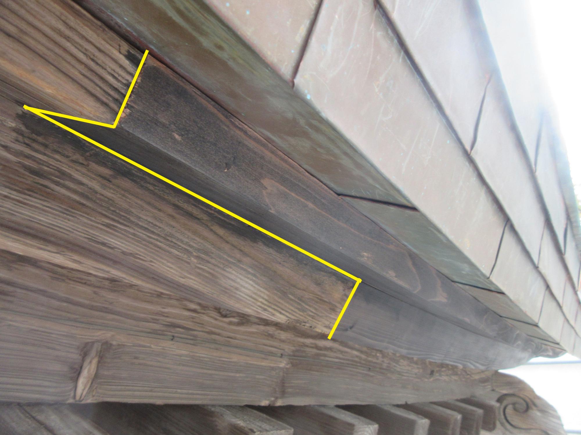 屋根正面の向かって左側側面の写真。