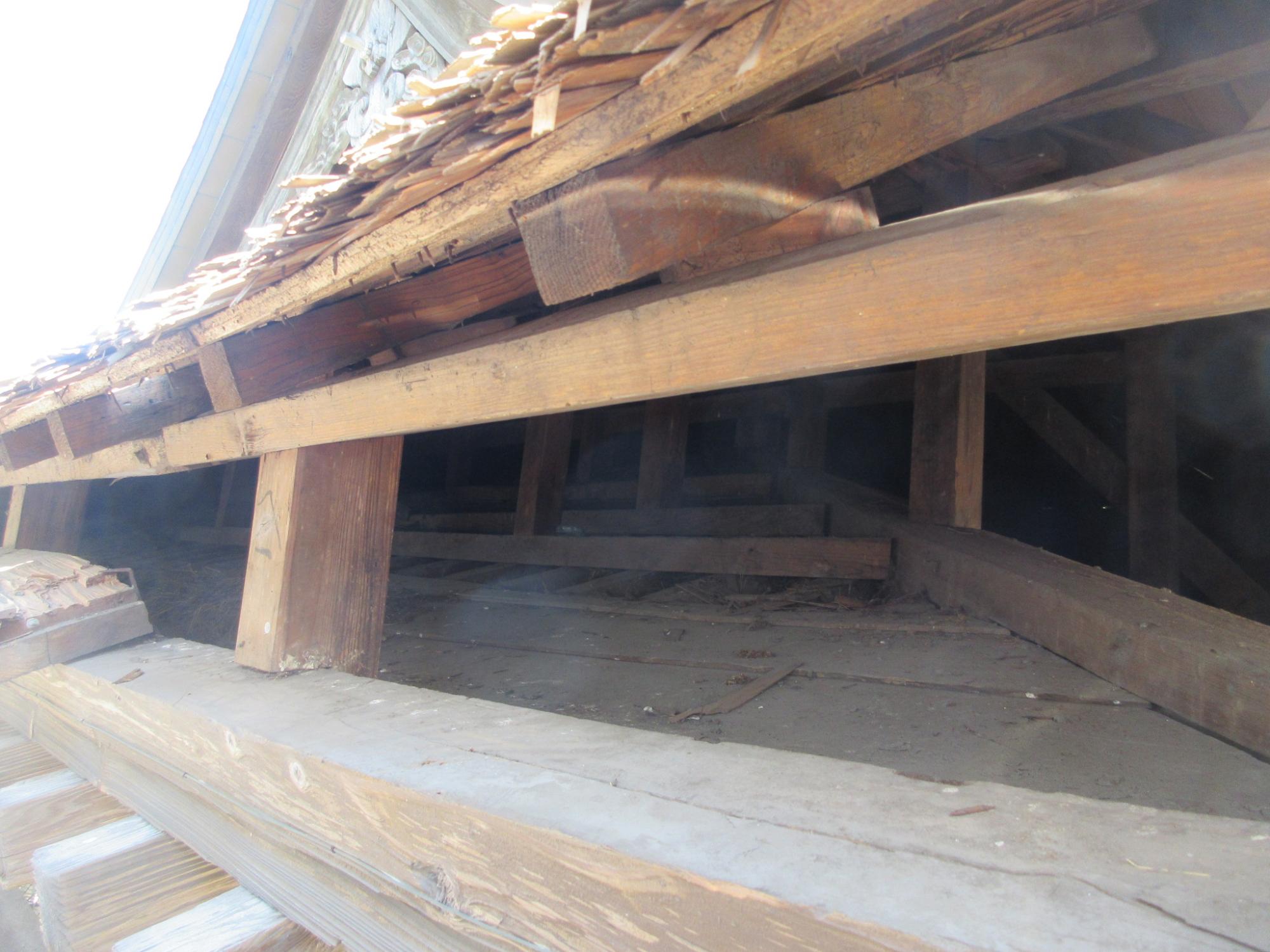 屋根正面の向かって左側側面の破損個所を下から撮影した写真。