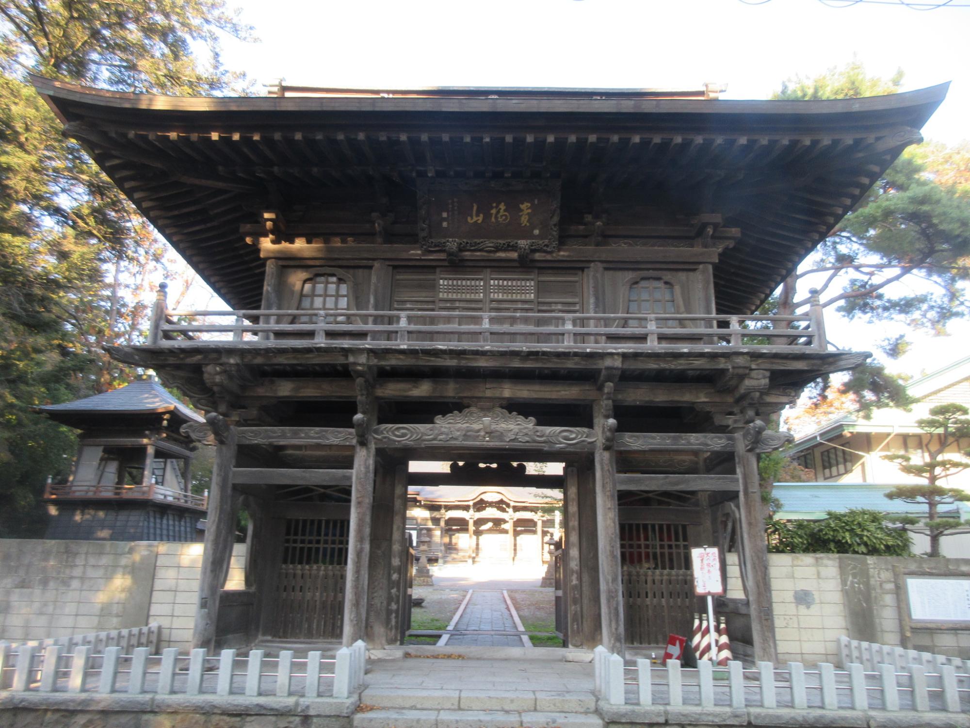 工事完了後の山門正面から撮影した写真。