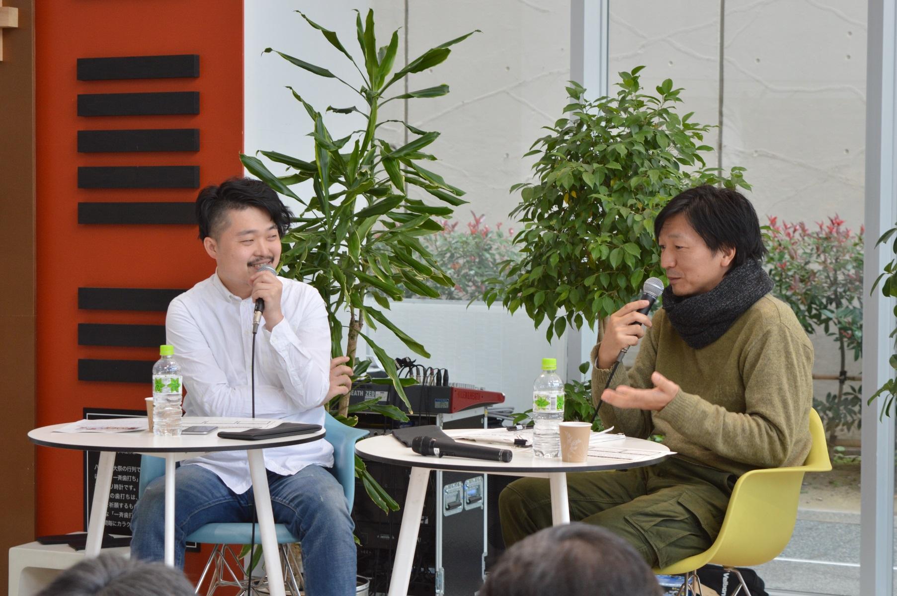 椅子に座り、マイクを持ち微笑みながらトークを行っている内沼 晋太郎さんとナカムラ クニオさんの写真
