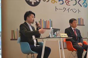 内沼 晋太郎さんが座ってマイクを持ち手ぶりをしながら話をしている写真