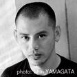短髪、白黒写真で写っている梅田 宏明さんの写真