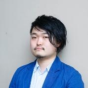 青いジャケットを着た内沼 晋太郎さんが上半身写っている写真