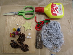 クリスマスの飾りを作ろう！に使う道具や素材が写っている