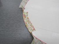 丸く切った牛乳パックに柄付きの紙を張り付けて台紙を作成。