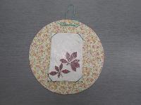 台紙に押し花カードを飾る。