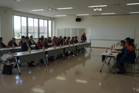 五所川原消防本部の会議室で20名前後の消防団員が集まり、幹部研修が行われている写真