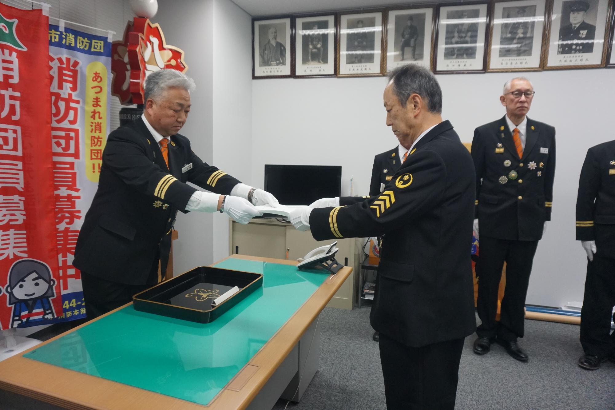 団長から新副団長へ昇任辞令交付