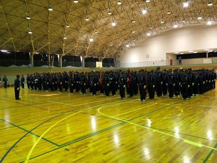 三菱製紙体育館内で整列する消防団員約300人