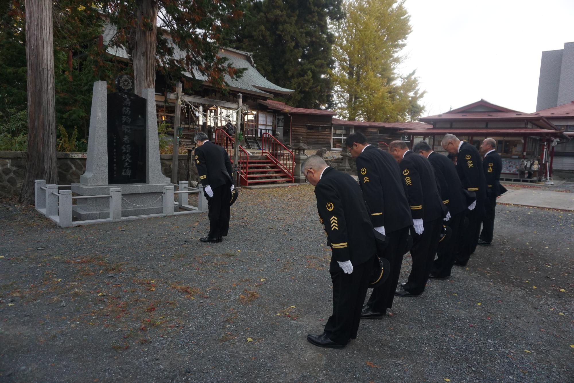消防殉職者鎮魂之碑参拝の様子1。
