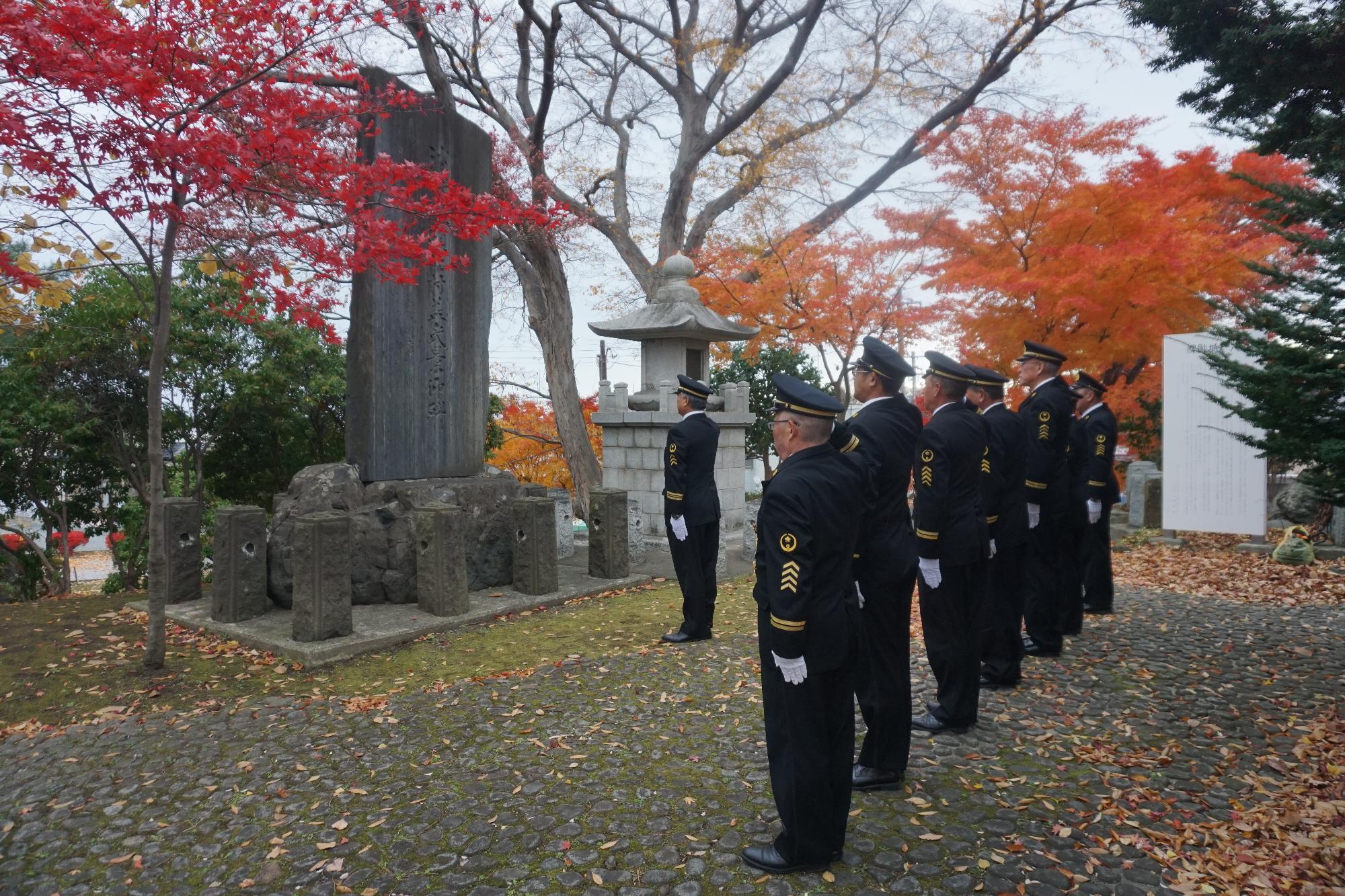 消防殉職者鎮魂之碑参拝の様子2。