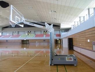 八戸市東体育館内に設置されているバスケットゴールを横から撮影した写真