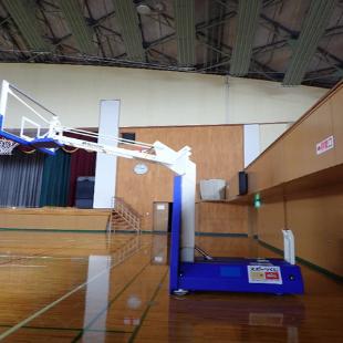 八戸市体育館内に設置されているバスケットゴールを横から撮影した写真