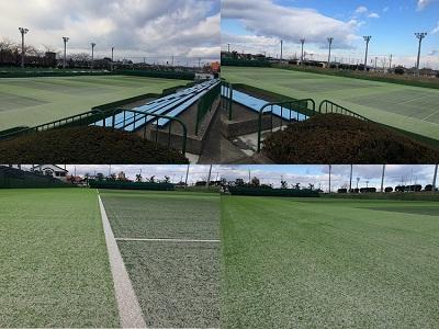 人工芝張替工事が行われ綺麗に整備されたテニスコートを左右の観客席からの2か所と人工芝を低いところから撮影した写真