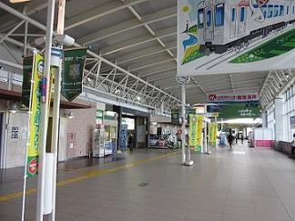 駅に掲げられている電車が描かれている八戸駅へのバナーフラッグの写真