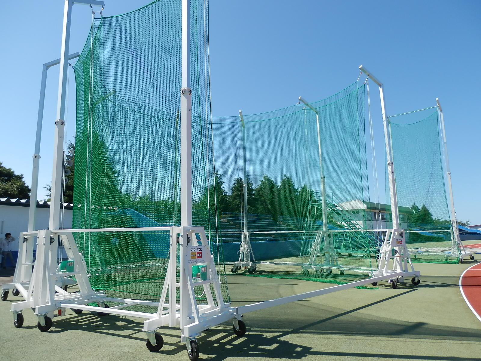 東運動公園陸上競技場に設置され緑色のネットが張られているた円盤・ハンマー投用囲いの外観の写真