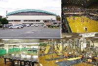 八戸市体育館（長根体育館）の建物外観（左上）、アリーナで試合を行っている様子（右上）、卓球台が並んでいる卓球室（左下）筋肉を鍛える器具が設置されているトレーニング室（右下）の4枚の写真