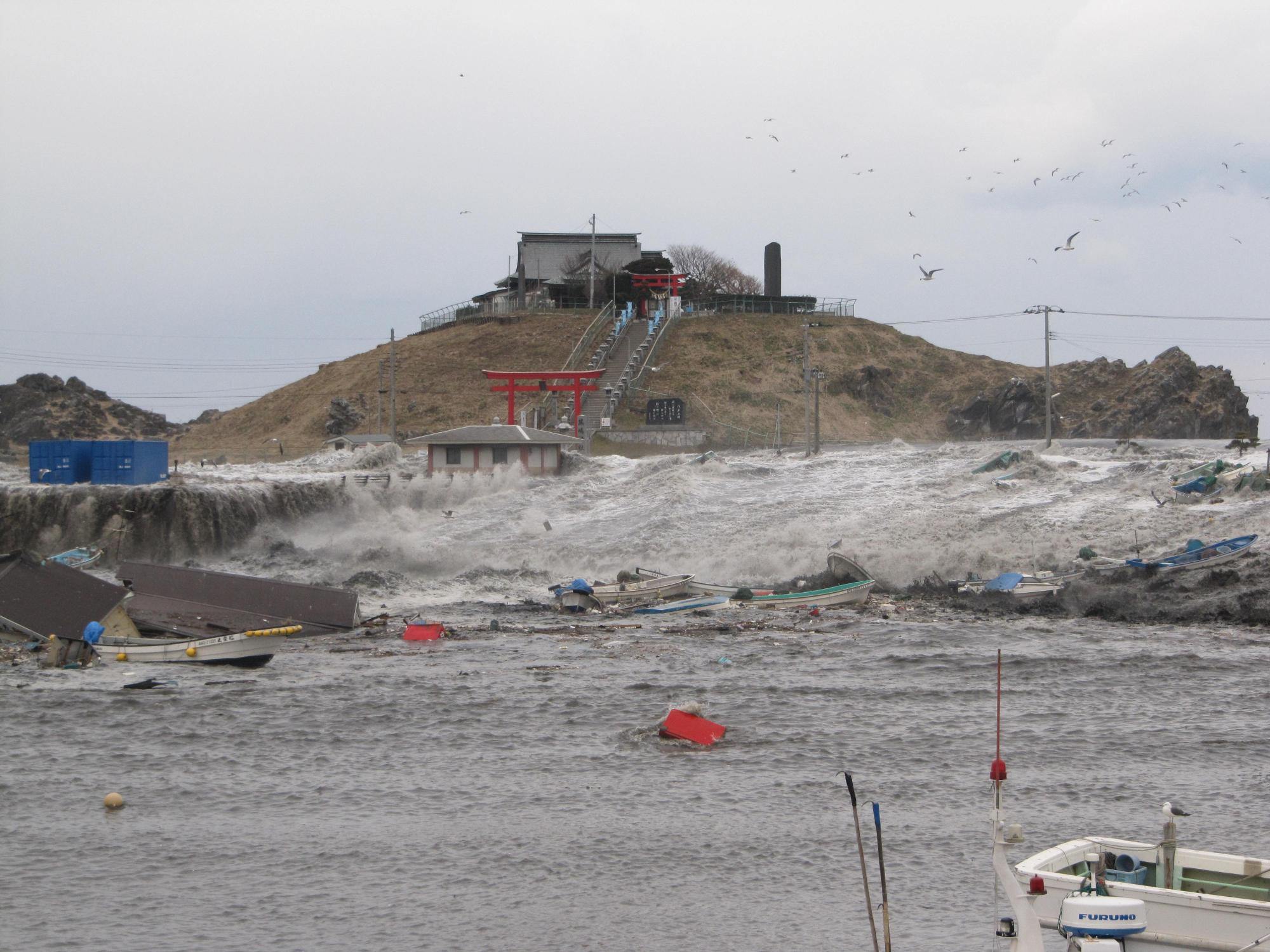 平成23年3月11日16時43分頃の様子 猛烈な勢いで蕪島に押し寄せる津波