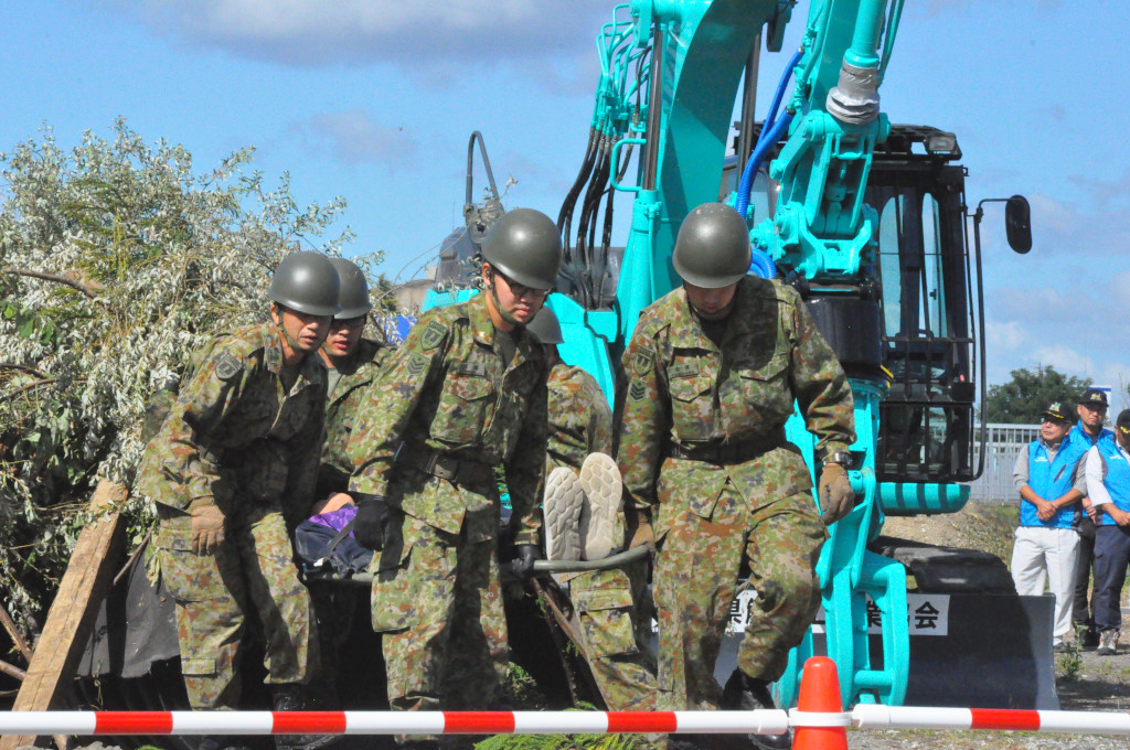 自衛隊員による瓦礫からの救助・救出