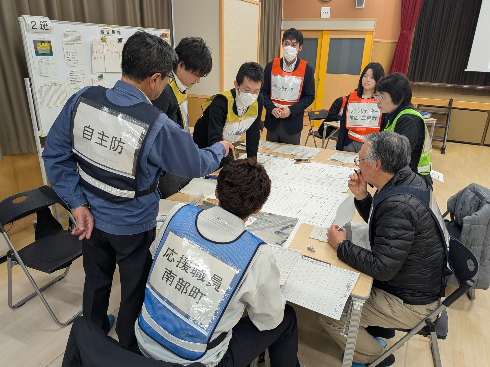 避難者への対応を相談している参加者