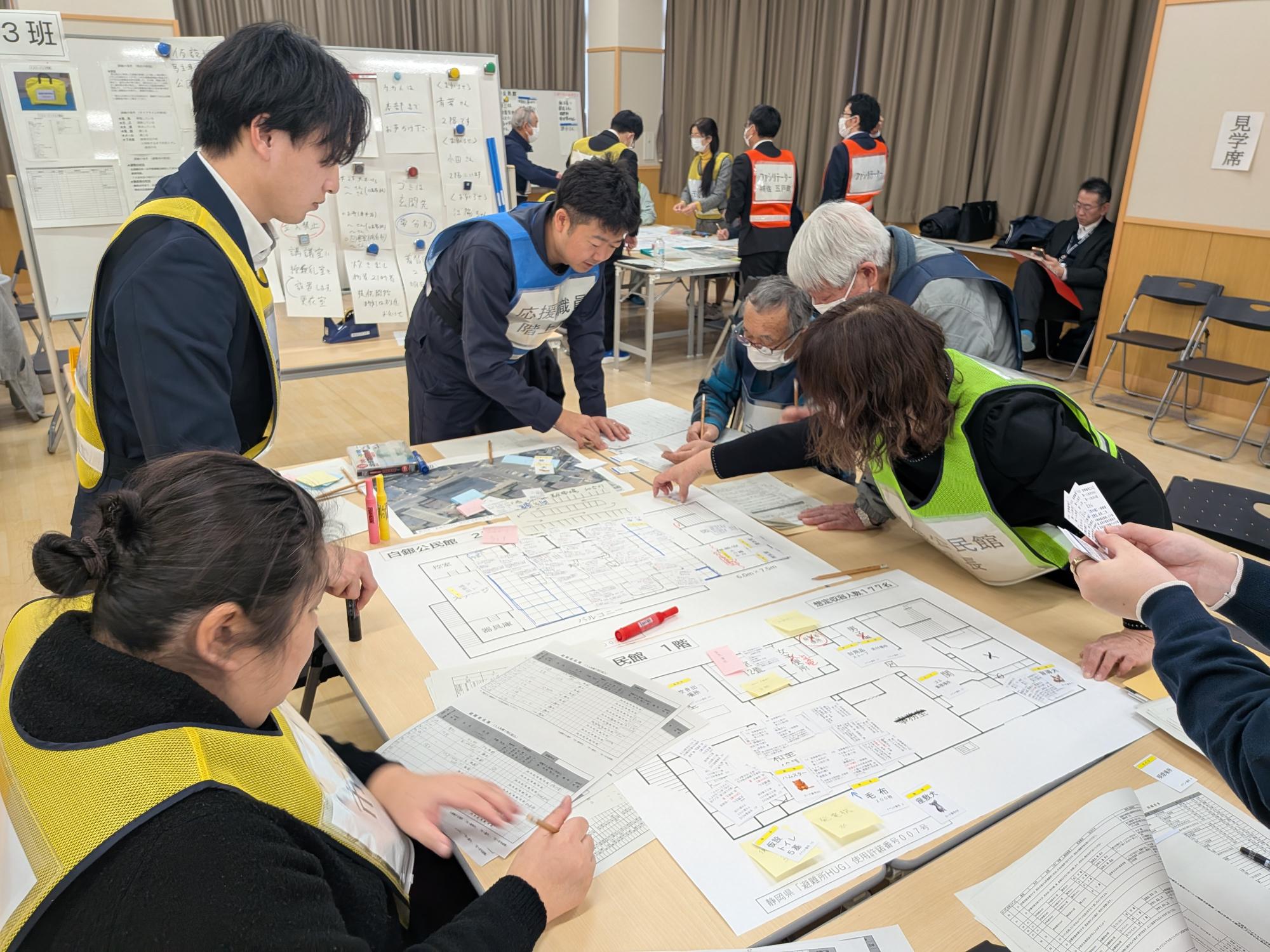 避難者の部屋割を検討