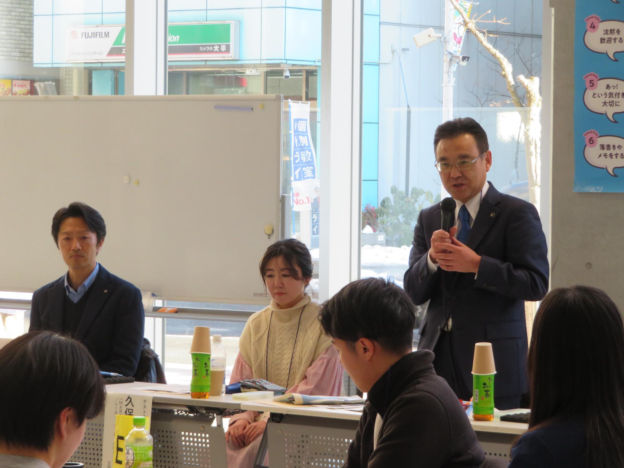 市長より話題提供に対するコメントの写真画像。