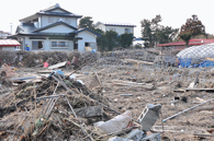 農業用ビニールハウスも大きな被害を受けた。
(平成23年3月14日撮影) 市川 五戸川