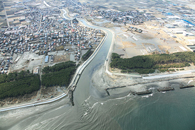 五戸川河口付近の様子。河口から約4.8km上流まで津波が到達し、河口部や上流約1km地点で堤防が破堤・欠壊した。
(平成23年3月撮影 写真提供:東北測量株式会社) 市川 五戸川