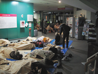 指定避難所ではないが、震災当日の夜は市庁にも避難者が集まり不安な夜を過ごした。
(平成23年3月12日午前4時頃撮影) 市庁の避難者の様子