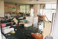 津波で大きな被害を受けた新湊はますか保育園の様子。
(平成23年3月13日撮影 写真提供:湊高台保育園) 新湊はますか保育園