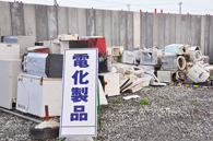 水産加工団地運動場に搬入された災害ごみ。
(平成23年6月撮影) 災害ごみ置場